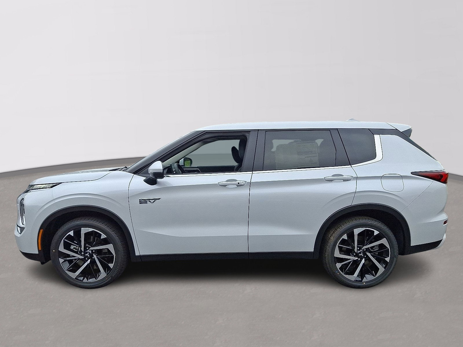 New 2025 Mitsubishi Outlander SE image 4