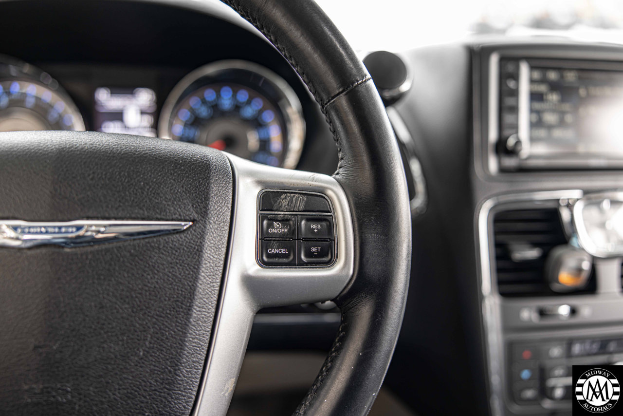 Used 2015 Chrysler Town & Country Touring-L w/ Driver Convenience Group image 18