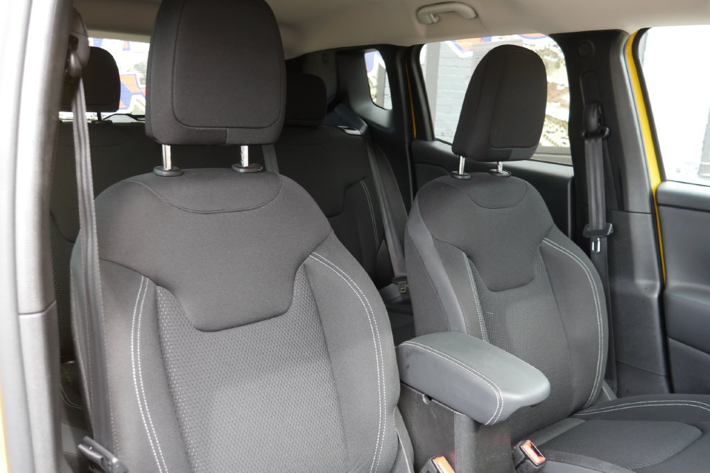 Used 2023 Jeep Renegade Latitude w/ Premium Group AWD/4WD image 10