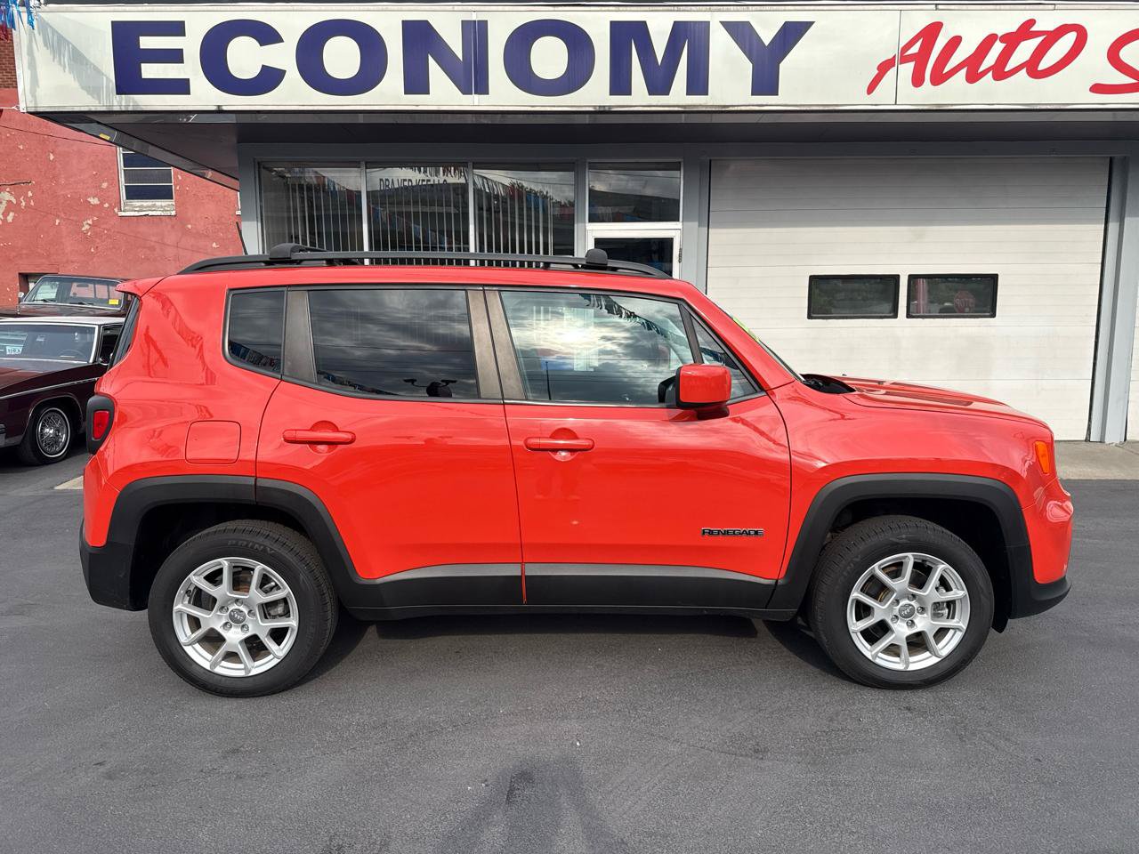 Used 2021 Jeep Renegade Latitude w/ Sun & Sound Group AWD/4WD image 2