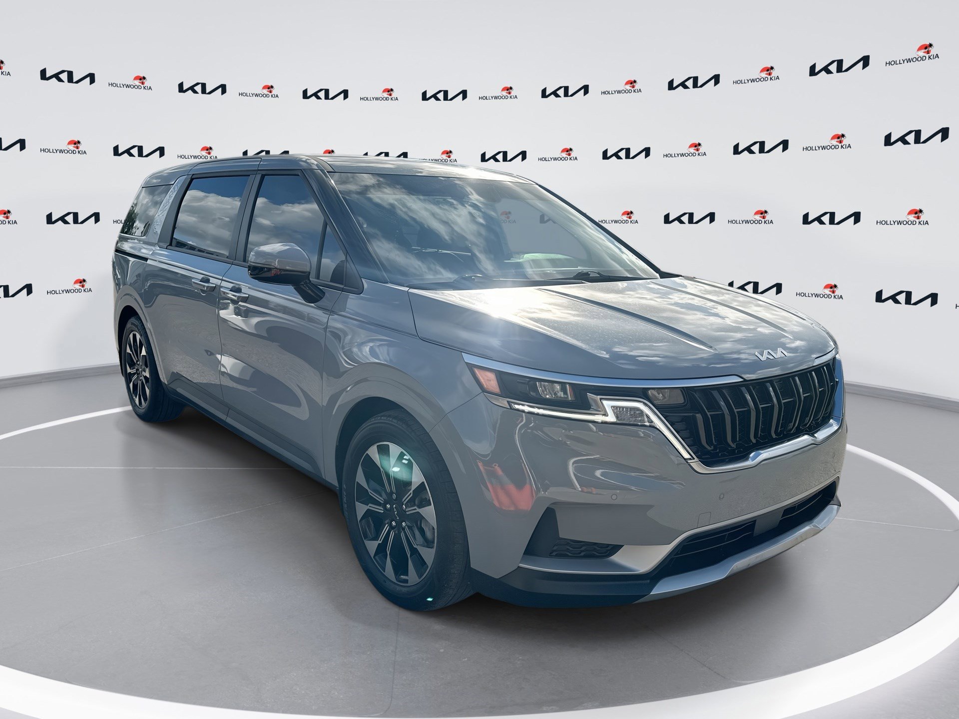 Used 2024 Kia Carnival EX image 1