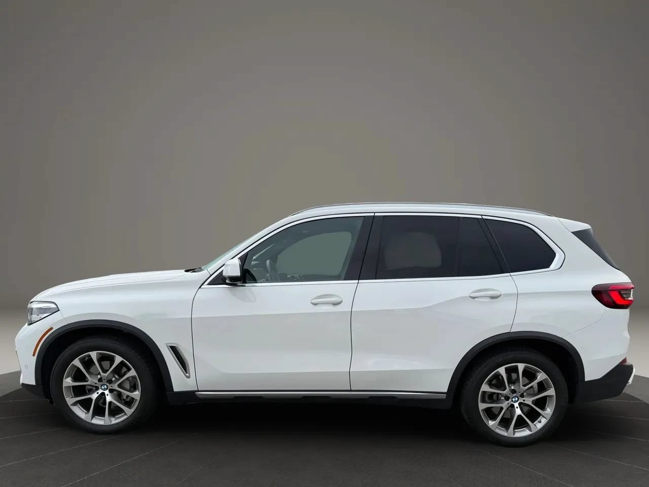 Used 2023 BMW X5 xDrive40i w/ Premium Package AWD/4WD image 13
