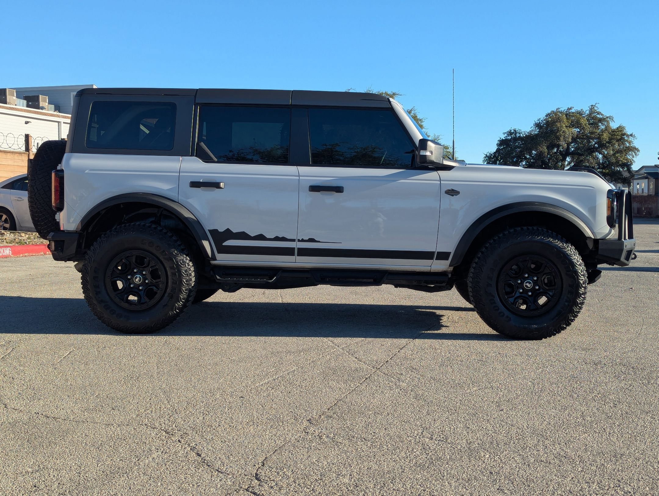 Used 2024 Ford Bronco Wildtrak image 2