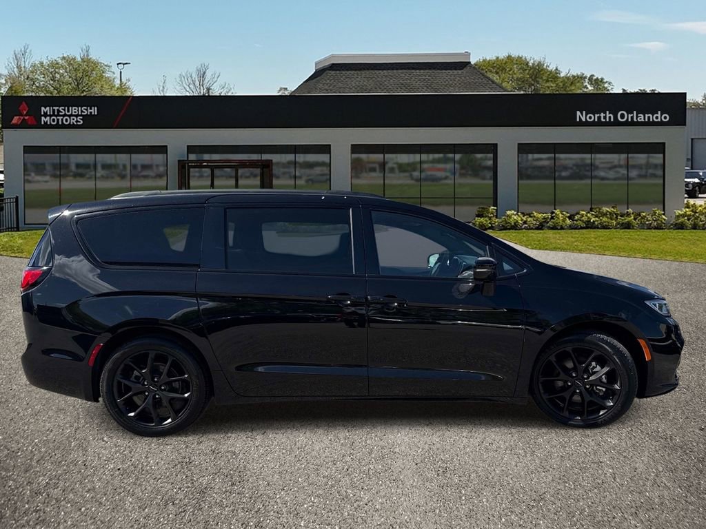 Used 2025 Chrysler Pacifica Limited image 6