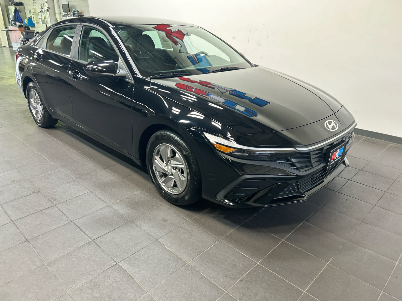 Used 2025 Hyundai Elantra SE FWD image 2