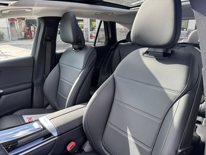 Used 2025 Mercedes-Benz GLC 350e 4MATIC image 22