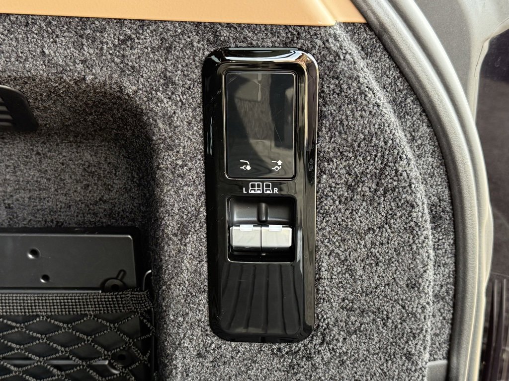 Certified 2024 Land Rover Range Rover SE image 38