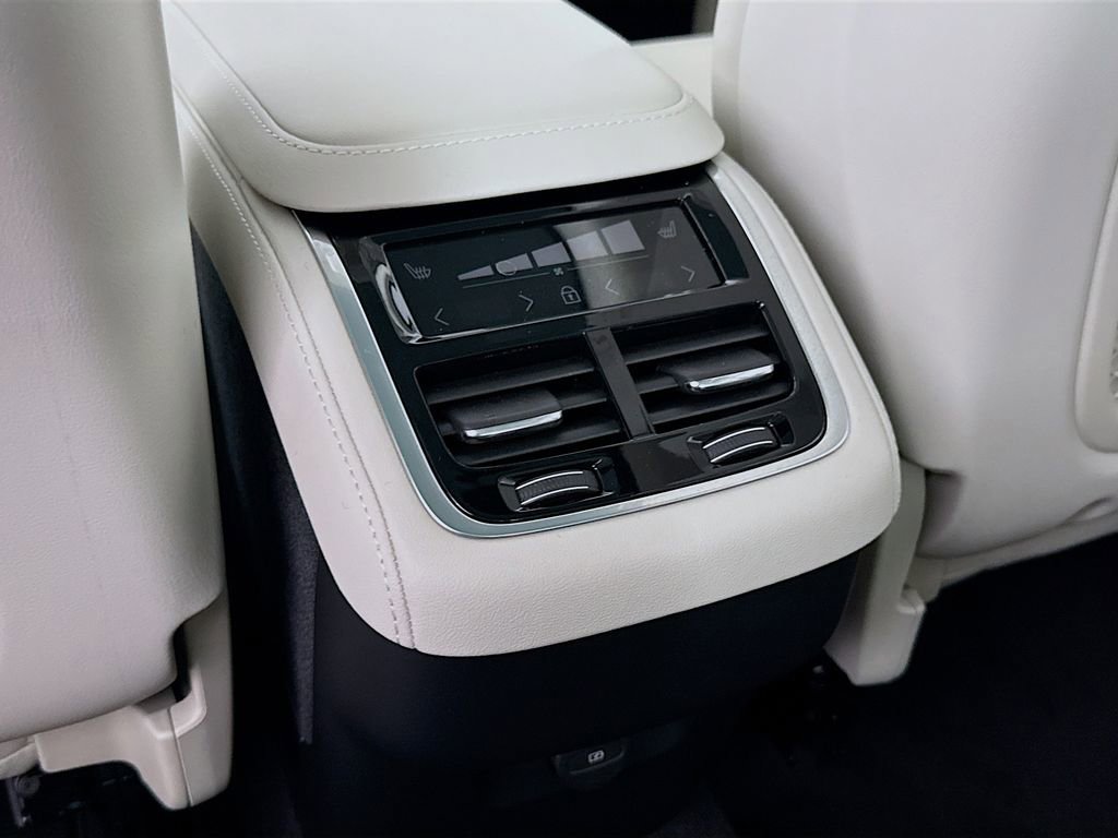 Used 2026 Volvo XC90 B6 Ultra w/ Lounge Package image 27