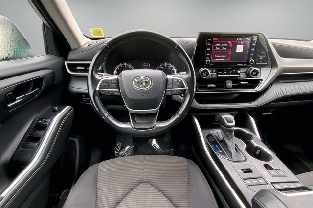 Used 2022 Toyota Highlander LE AWD/4WD image 4