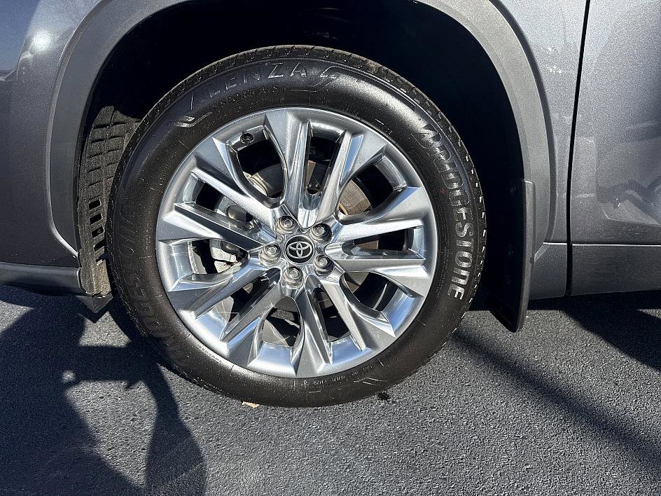 Used 2025 Toyota Highlander Limited image 8