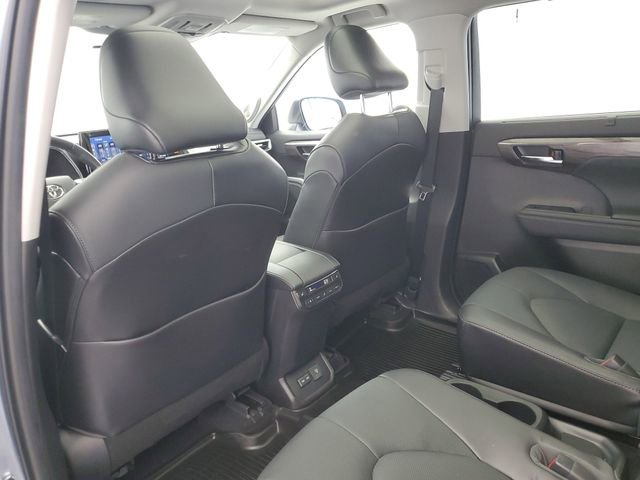 Used 2022 Toyota Highlander Platinum AWD/4WD image 16