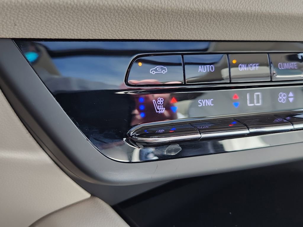Used 2023 Buick Envision Avenir image 26