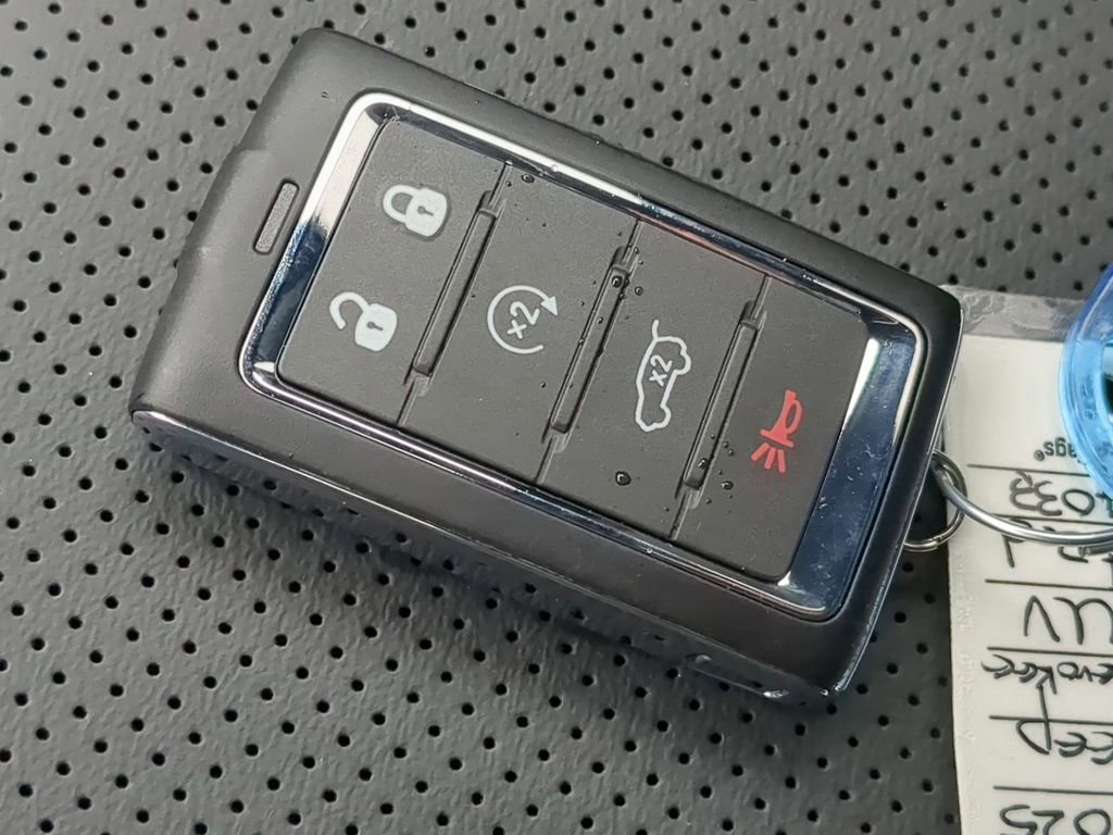 New 2025 Jeep Grand Cherokee Limited w/ Luxury Tech Group II AWD/4WD image 35