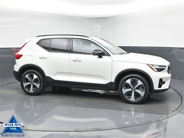 Used 2024 Volvo XC40 B5 Plus image 1