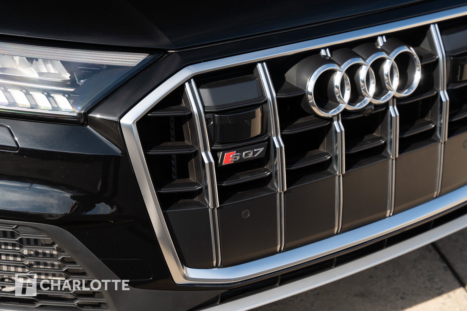 Used 2023 Audi SQ7 Premium Plus w/ Towing Package image 3