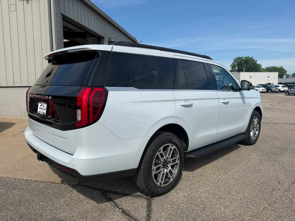 Used 2025 Ford Expedition Active AWD/4WD image 4