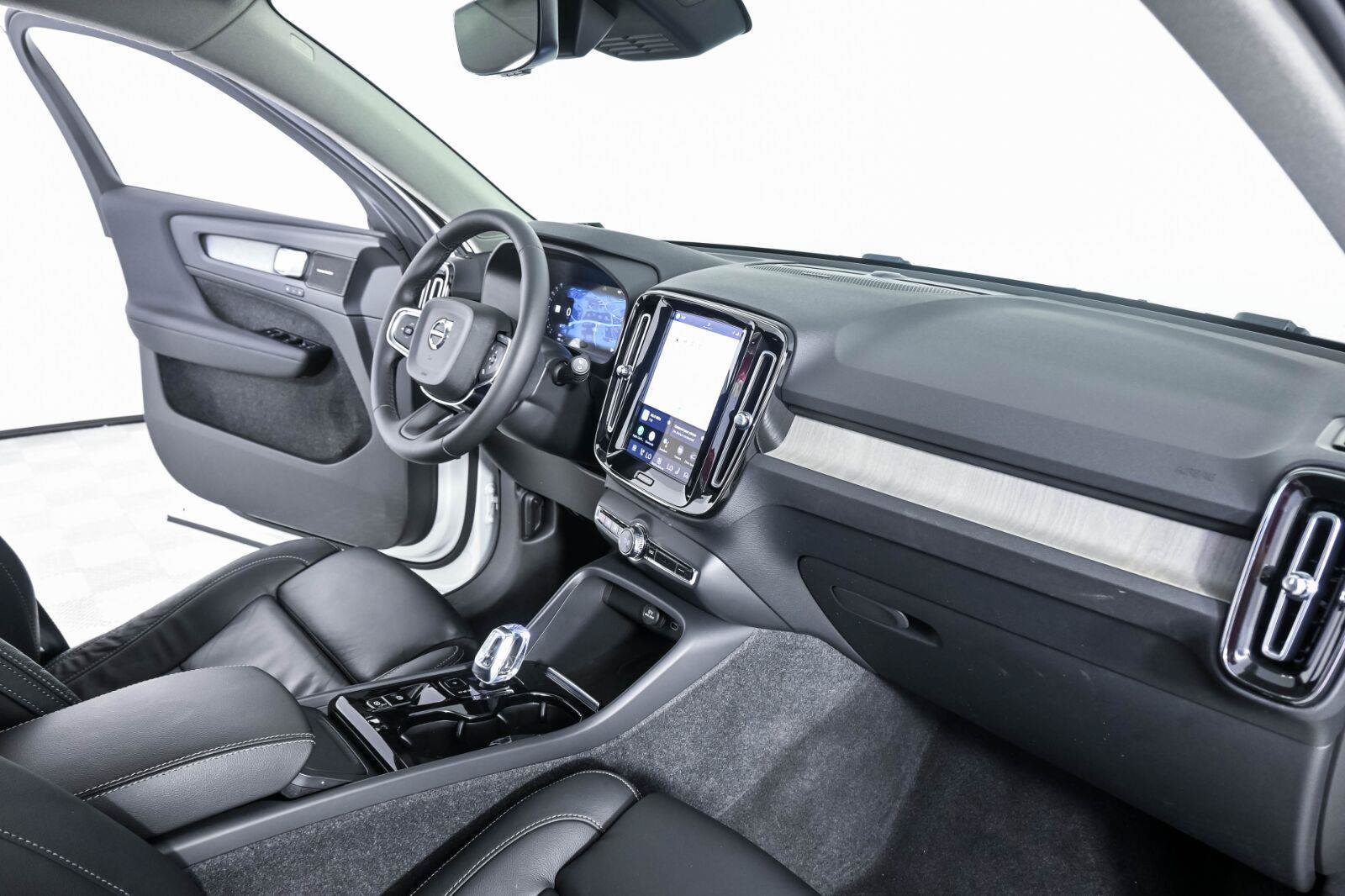 Certified 2023 Volvo XC40 B5 Plus w/ Climate Package AWD/4WD image 24