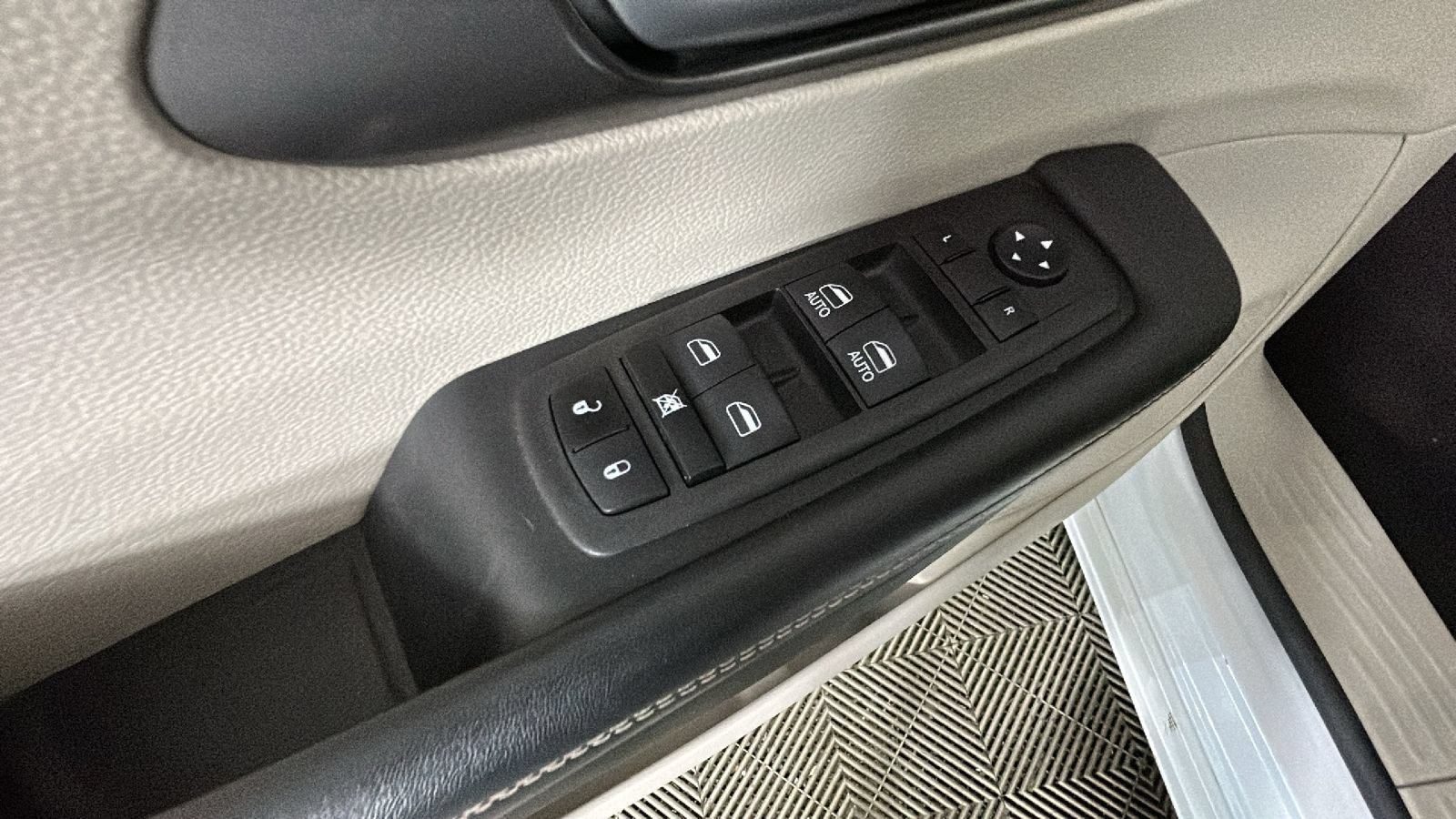 Used 2024 Chrysler Pacifica Touring-L FWD image 11