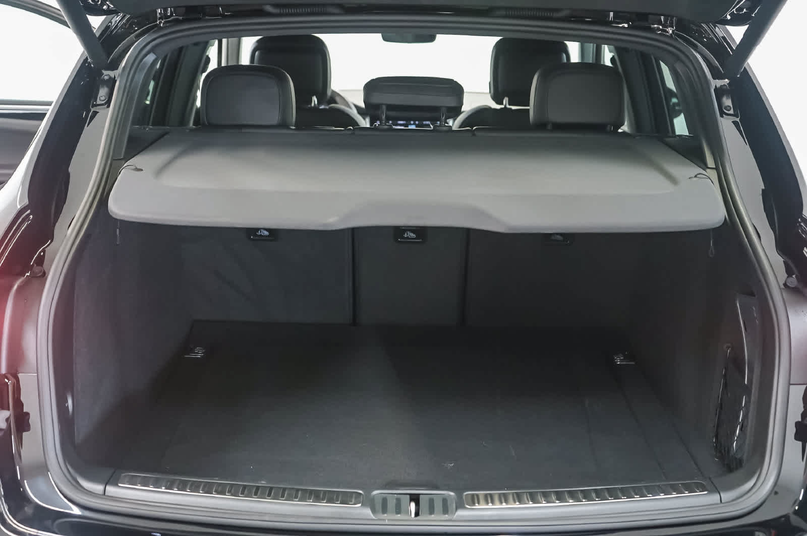 Certified 2026 Porsche Macan Turbo AWD/4WD image 31