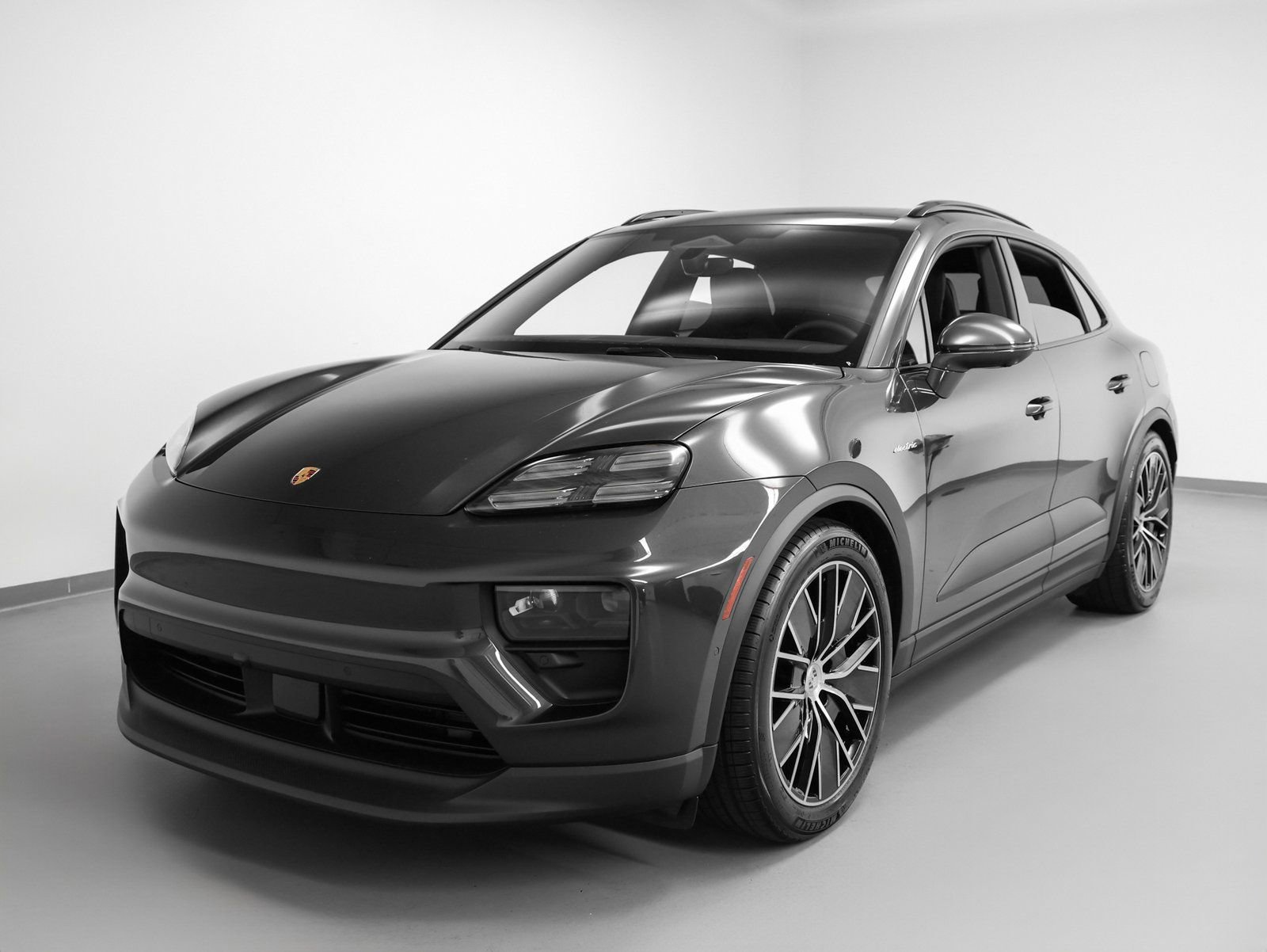 Certified 2025 Porsche Macan 4 Electric image 6