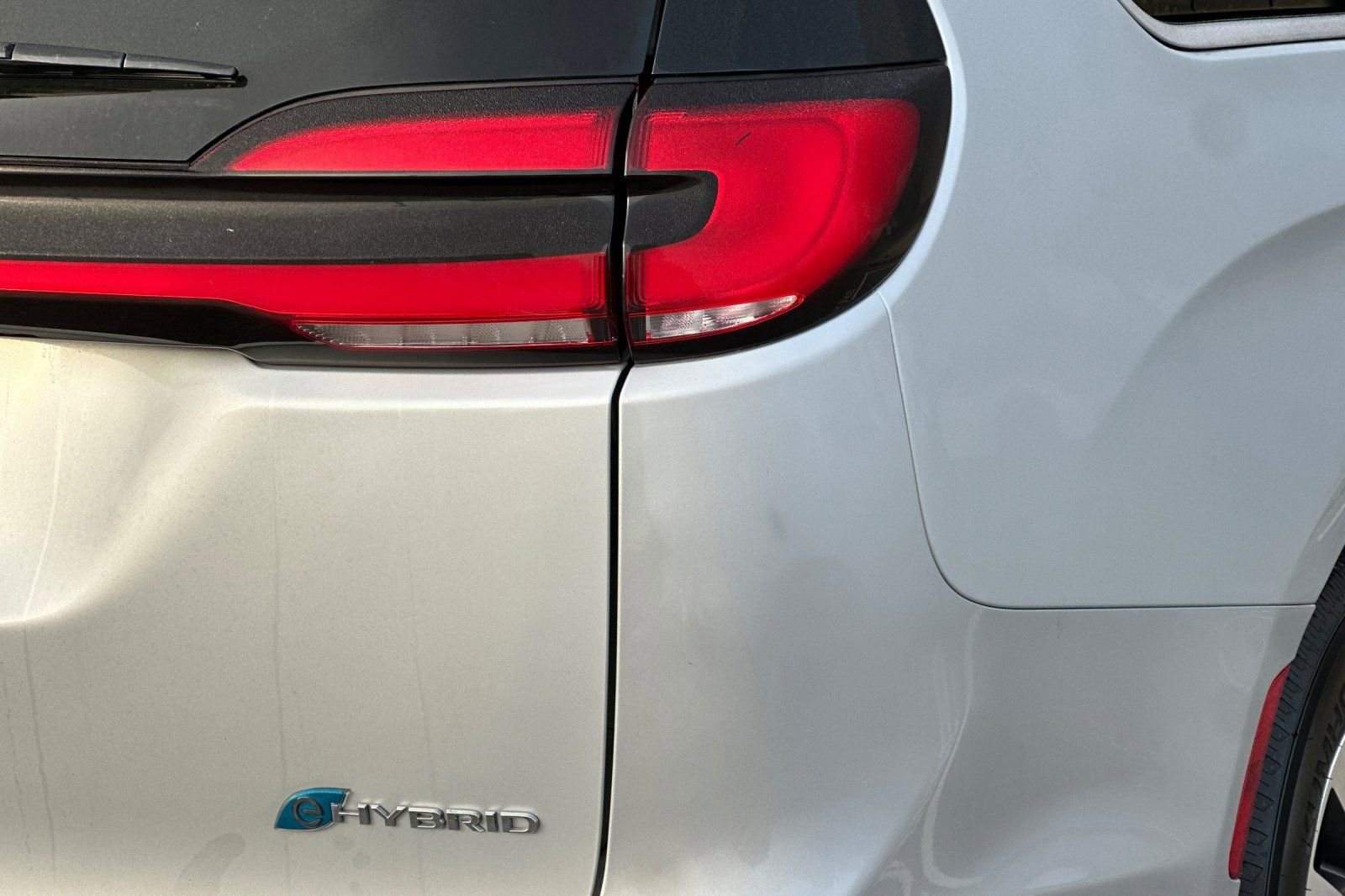 Used 2024 Chrysler Pacifica Select image 32