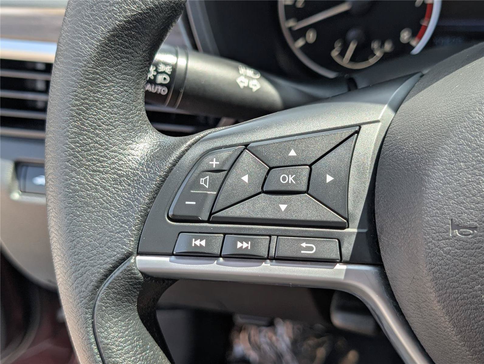 Used 2024 Nissan Altima 2.5 SV FWD image 21