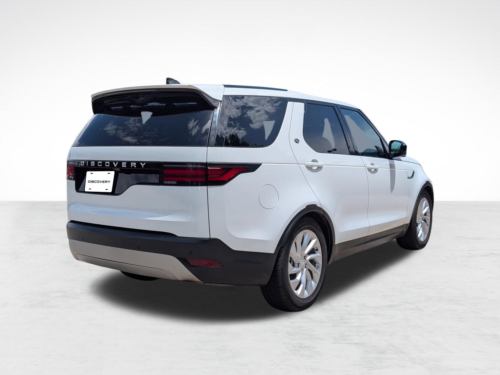 Used 2024 Land Rover Discovery S AWD/4WD image 9