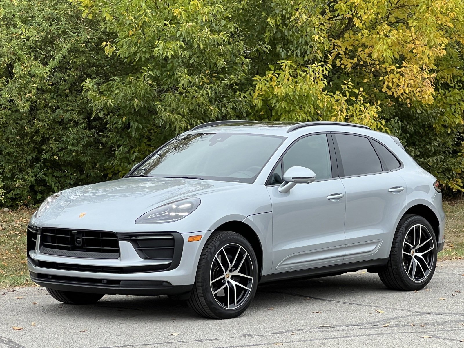 Certified 2025 Porsche Macan image 1