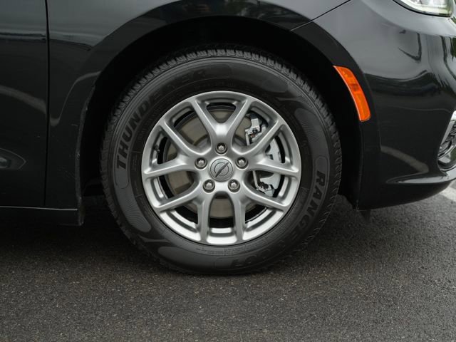 Used 2021 Chrysler Pacifica Touring FWD image 43