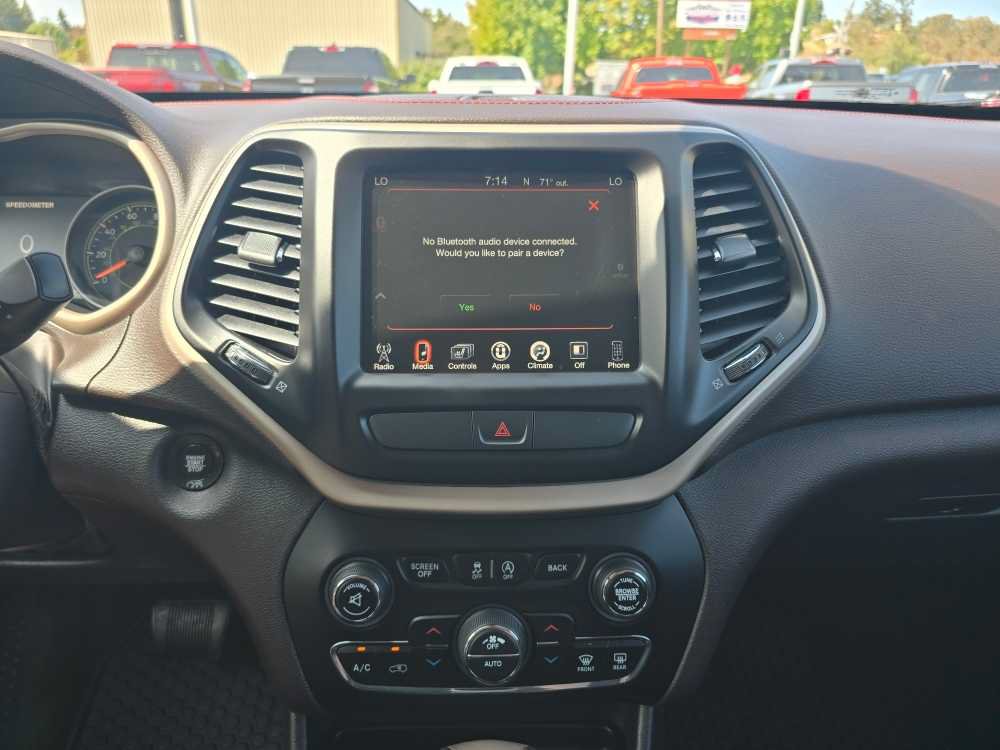 Used 2017 Jeep Cherokee Trailhawk AWD/4WD image 12