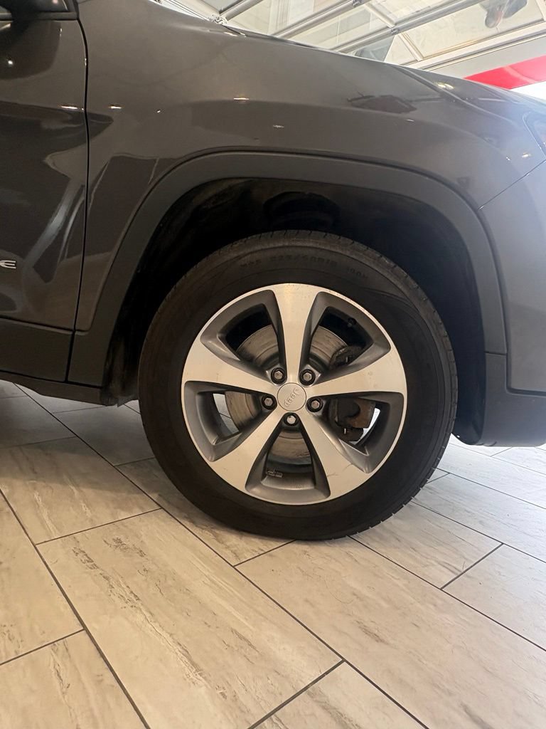 Used 2022 Jeep Cherokee Limited AWD/4WD image 9