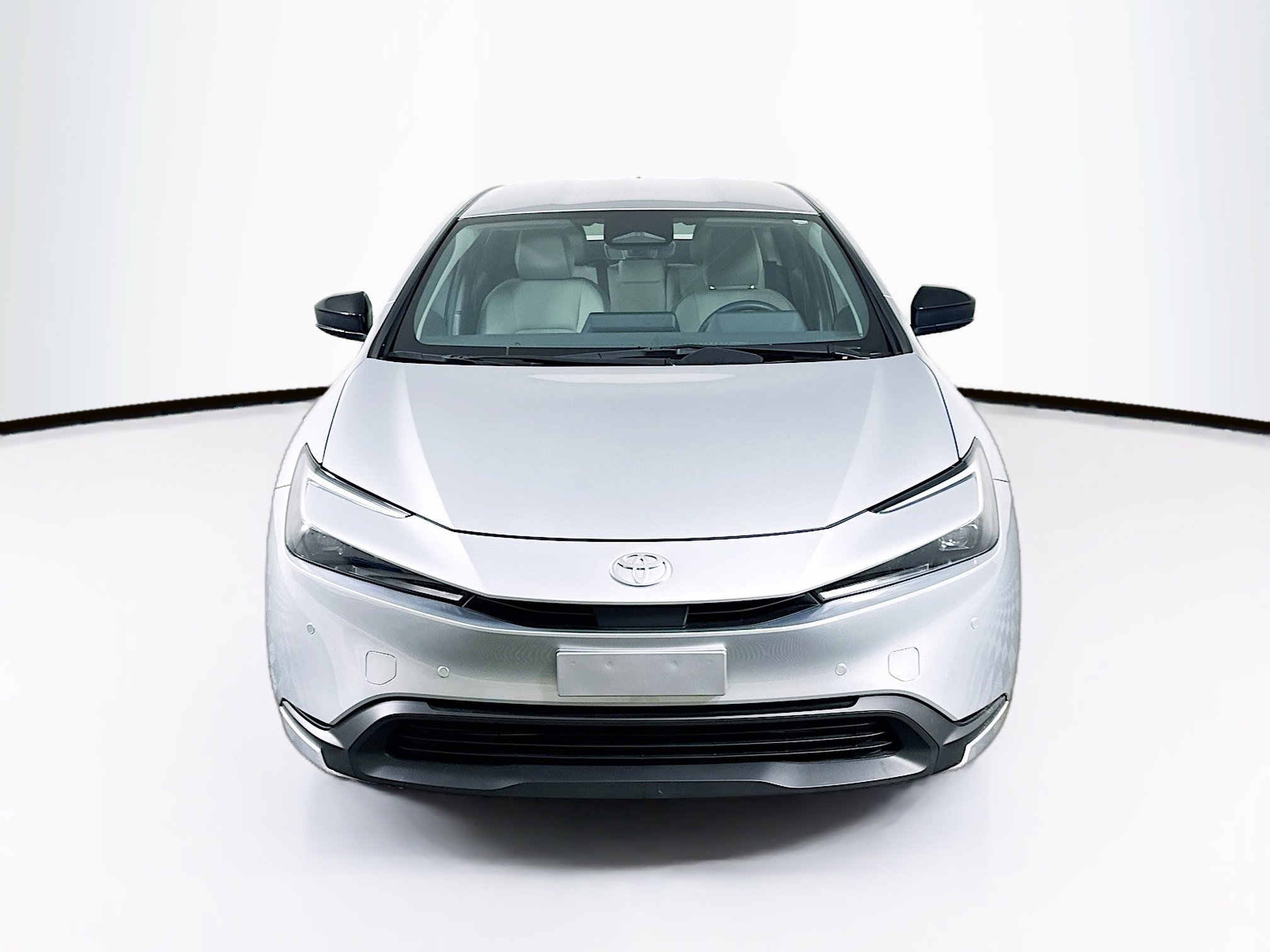 Used 2025 Toyota Prius LE FWD image 2