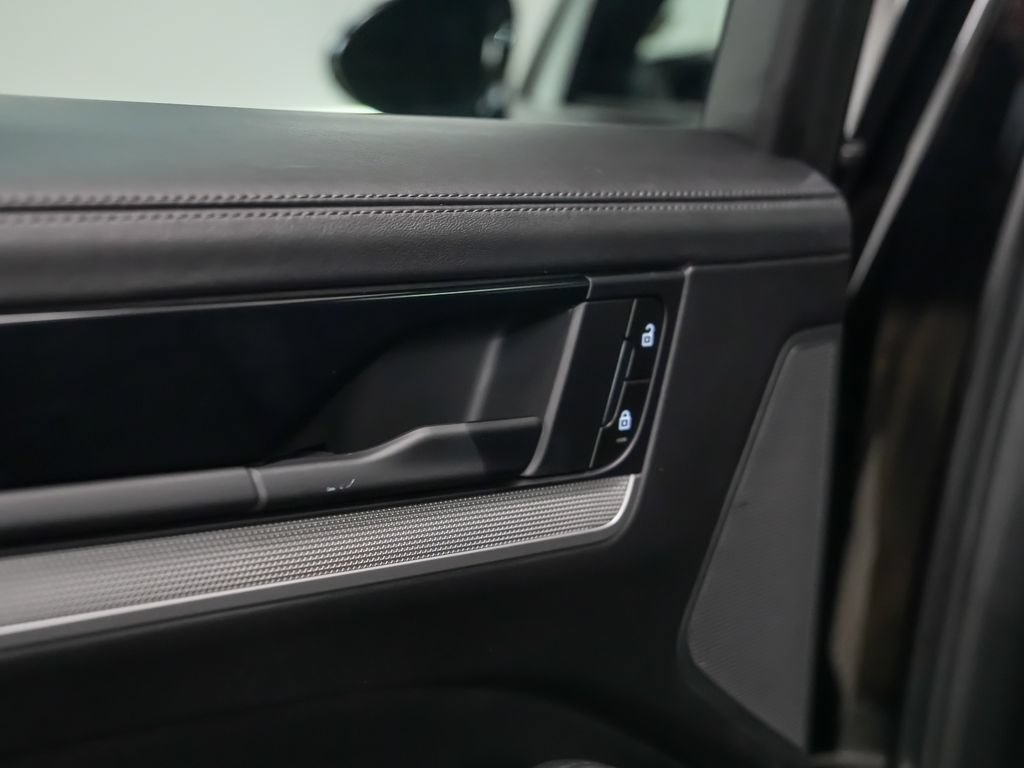 Certified 2024 Porsche Cayenne AWD/4WD image 15