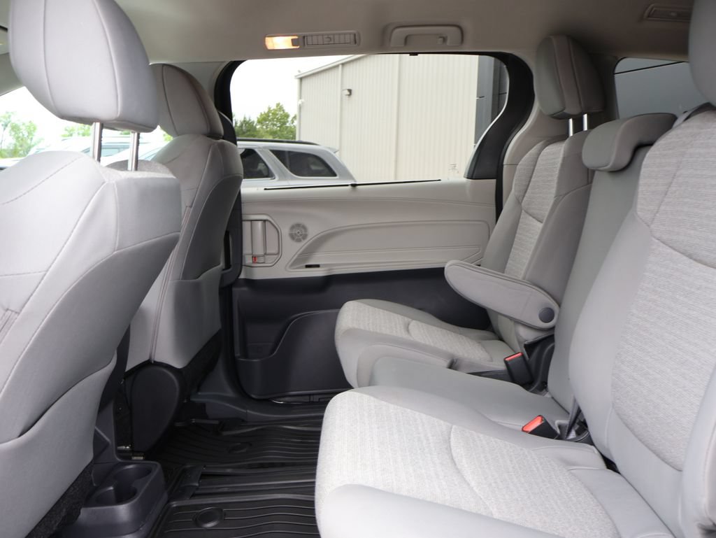 Used 2024 Toyota Sienna LE FWD image 16