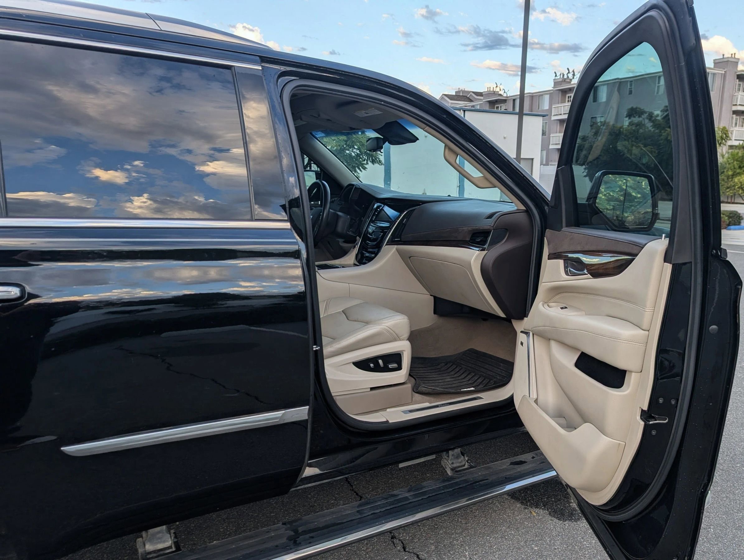 Used 2017 Cadillac Escalade Premium Luxury image 38