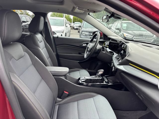 Used 2025 Chevrolet Trax LT w/ Sunroof Package FWD image 10