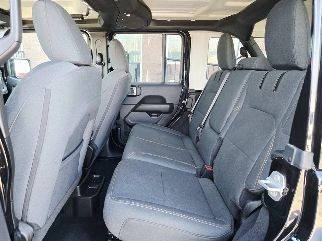 Used 2025 Jeep Wrangler Unlimited Sahara image 12