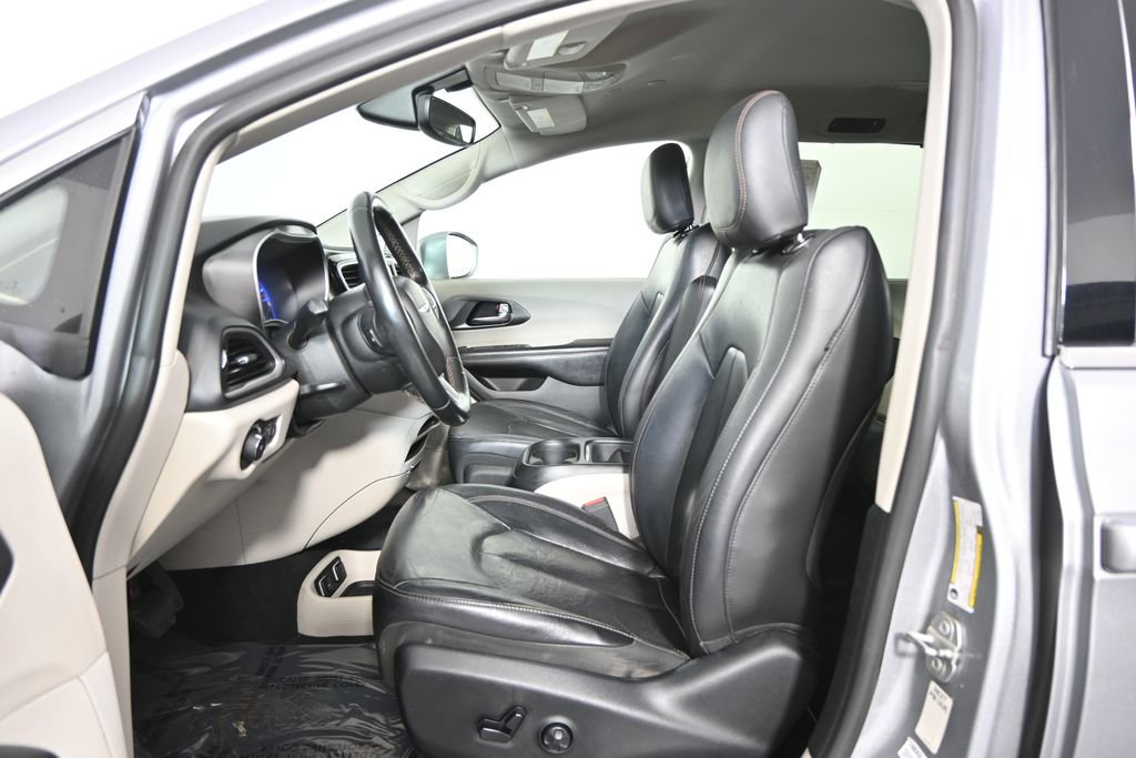 Used 2020 Chrysler Pacifica Touring-L image 23