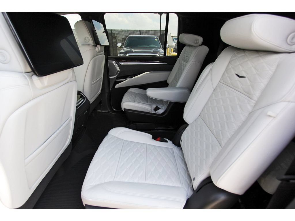 New 2026 Cadillac Escalade ESV Platinum Sport w/ LPO, ONYX Package AWD/4WD image 7
