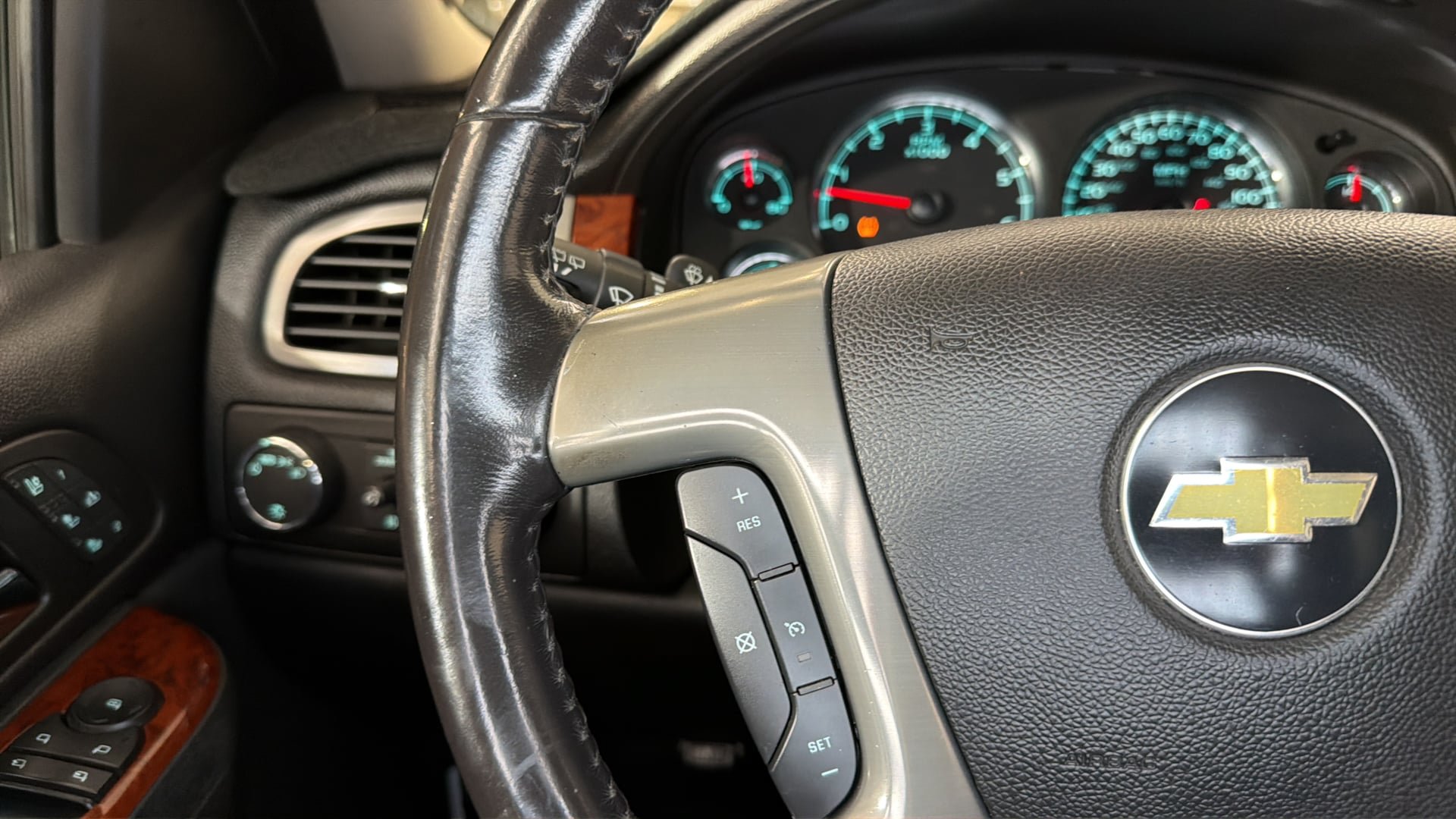 Used 2010 Chevrolet Tahoe LTZ AWD/4WD image 26