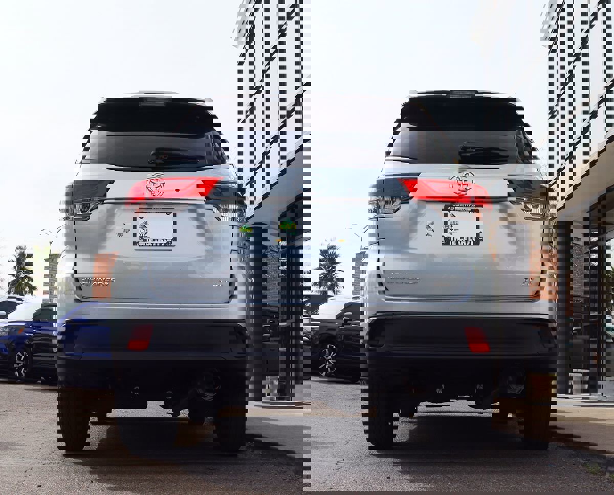 Used 2019 Toyota Highlander XLE image 12