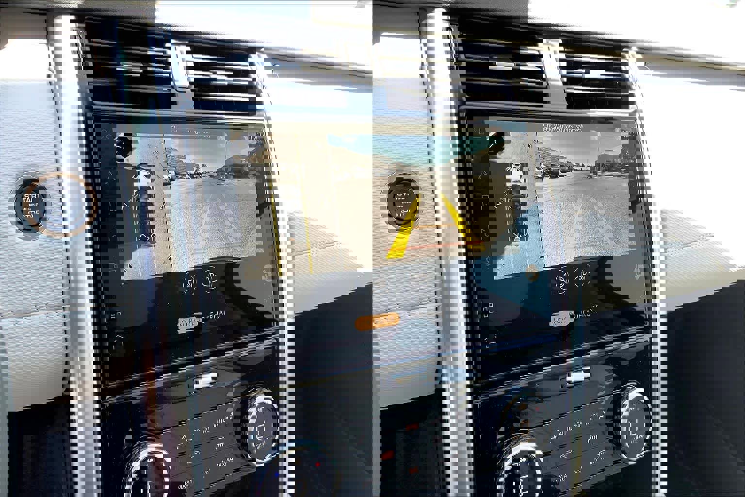 New 2025 Land Rover Discovery Dynamic SE image 17