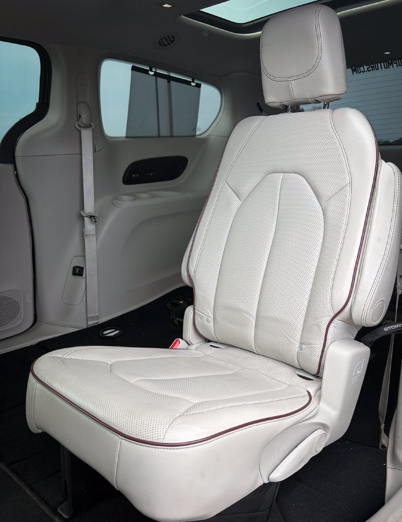 Used 2019 Chrysler Pacifica Limited w/ Tire & Wheel Group FWD image 30