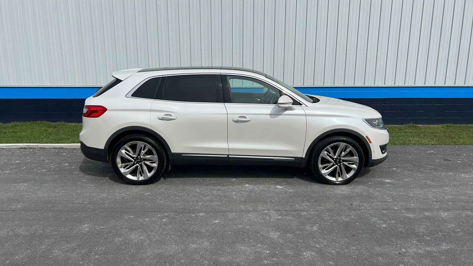 Used 2016 Lincoln MKX Reserve w/ Technology Package AWD/4WD image 4