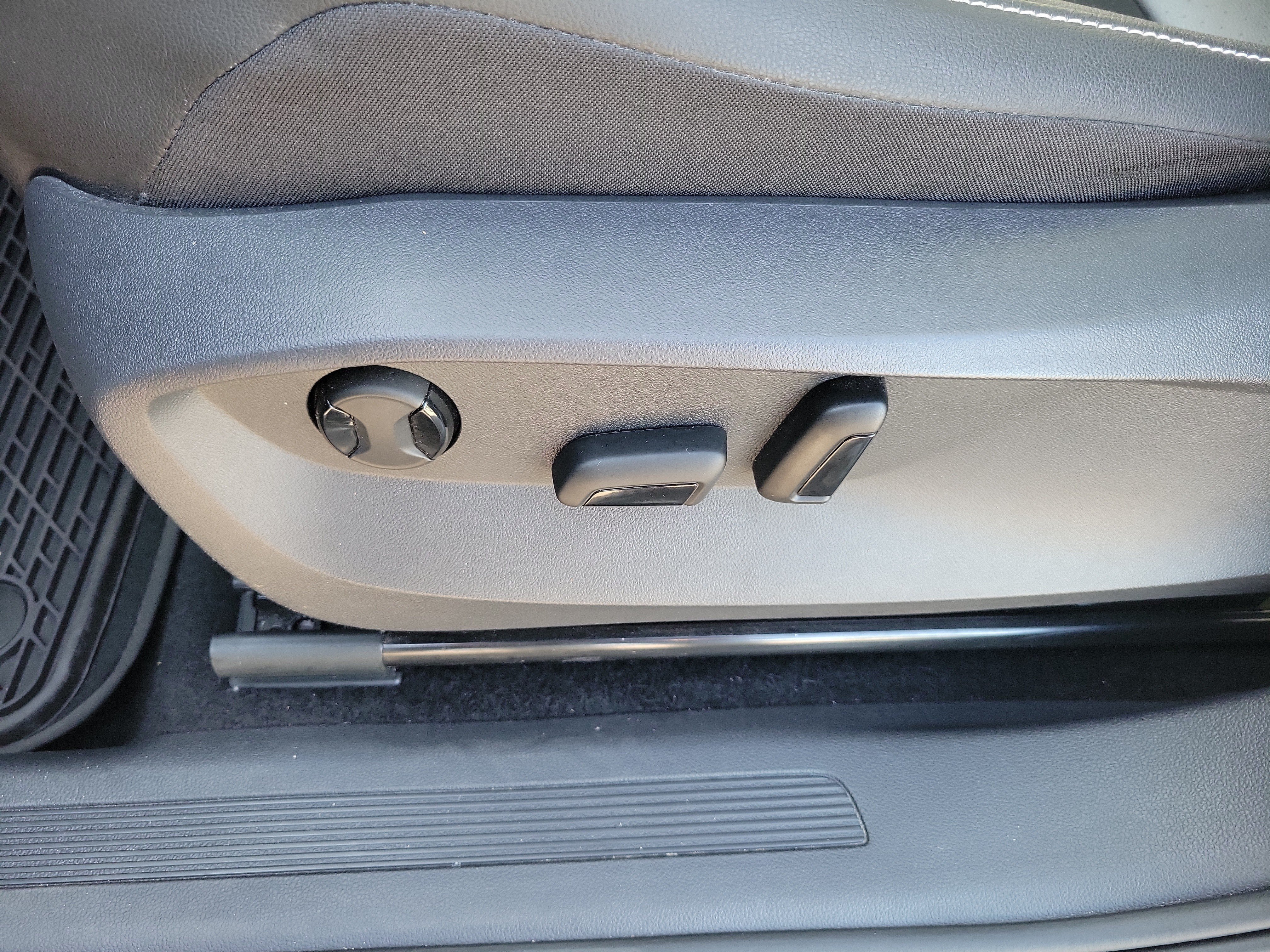 Used 2023 Volkswagen Tiguan SE w/ Panoramic Sunroof Package FWD image 24