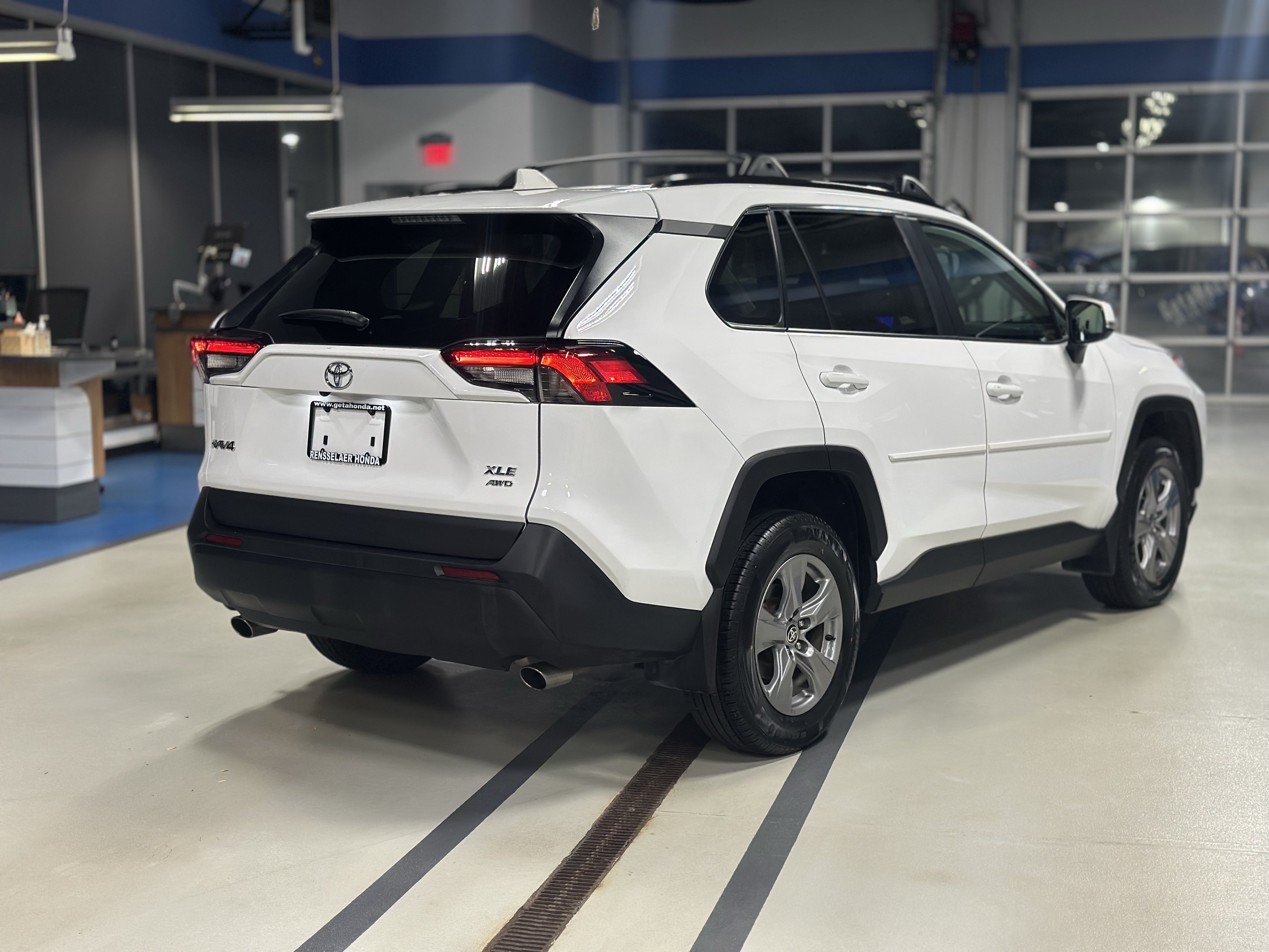 Used 2024 Toyota RAV4 XLE AWD/4WD image 5