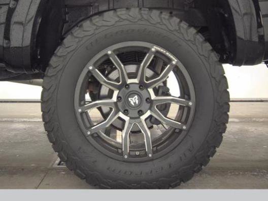 Used 2023 Nissan Titan SV w/ SV Convenience Package image 7