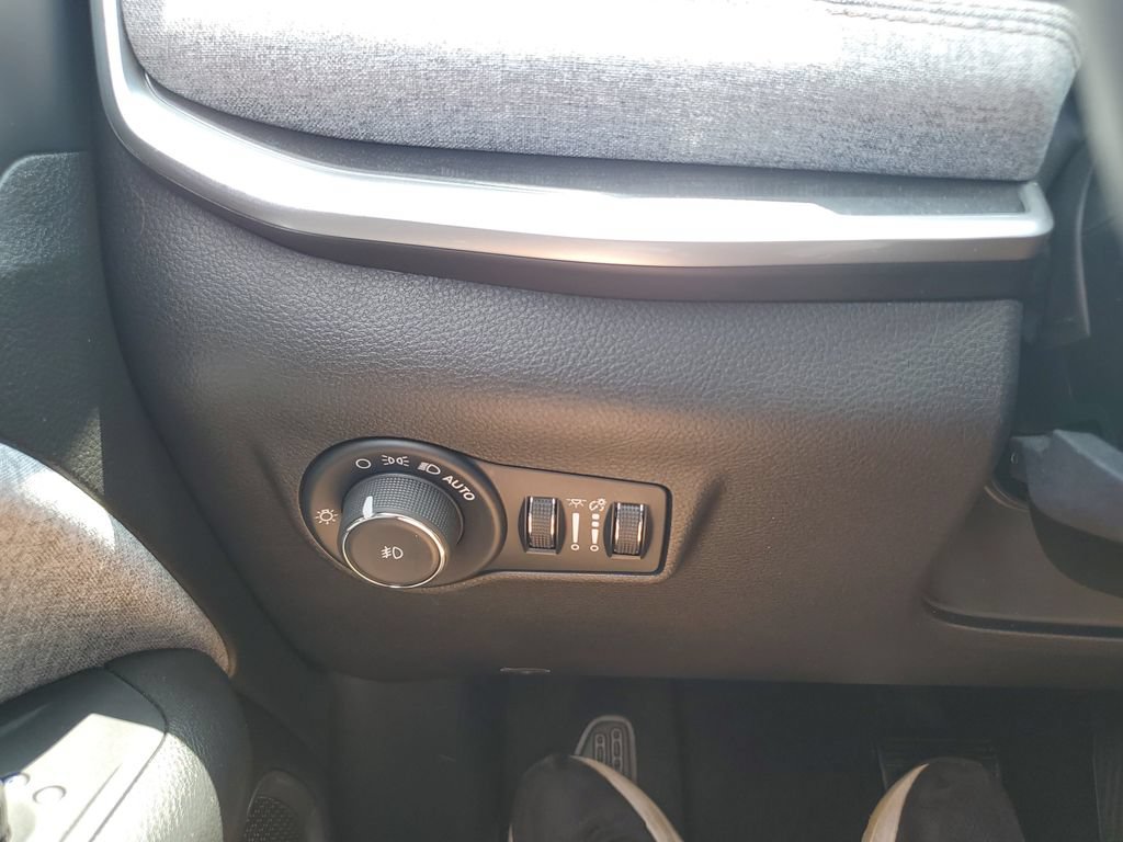 Used 2024 Jeep Compass Latitude w/ Sun and Sound Group AWD/4WD image 22