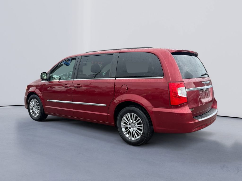 Used 2013 Chrysler Town & Country Touring-L FWD image 5