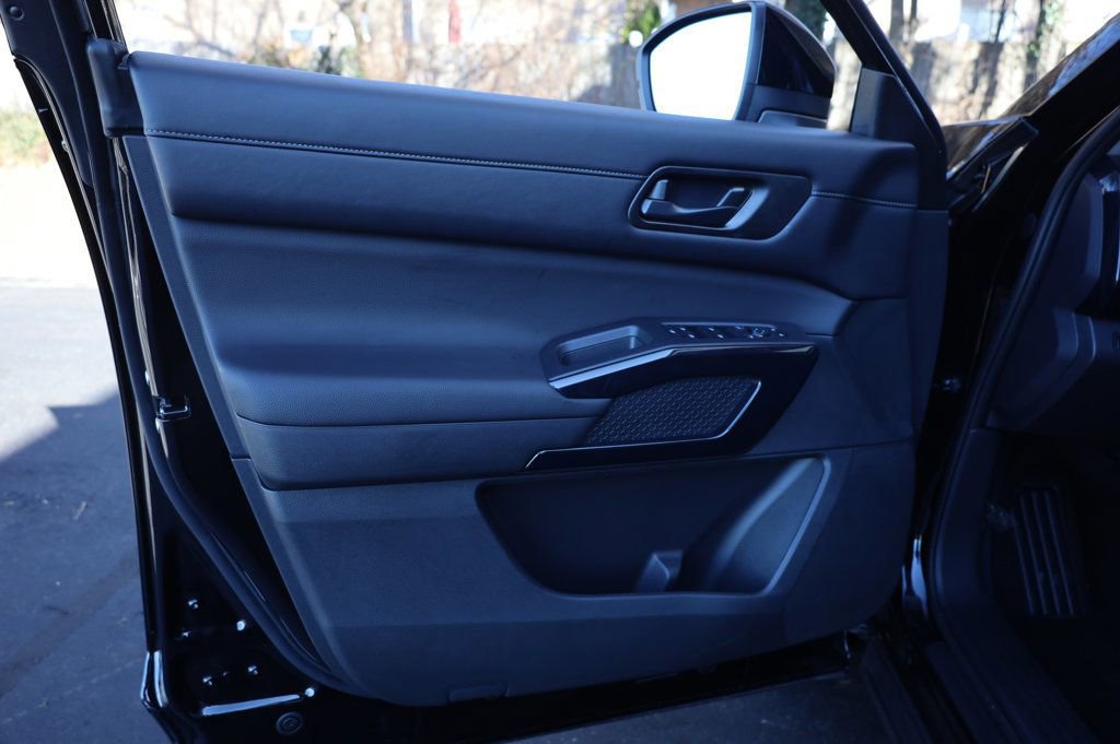 Used 2025 Nissan Pathfinder SV image 14